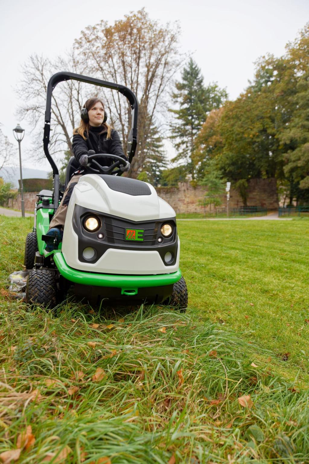 HYDRO 100 MK124 : Tracteur tondeuse autoporte Etesia HYDRO 100 MK124 : Tracteur tondeuse autoporte Etesia