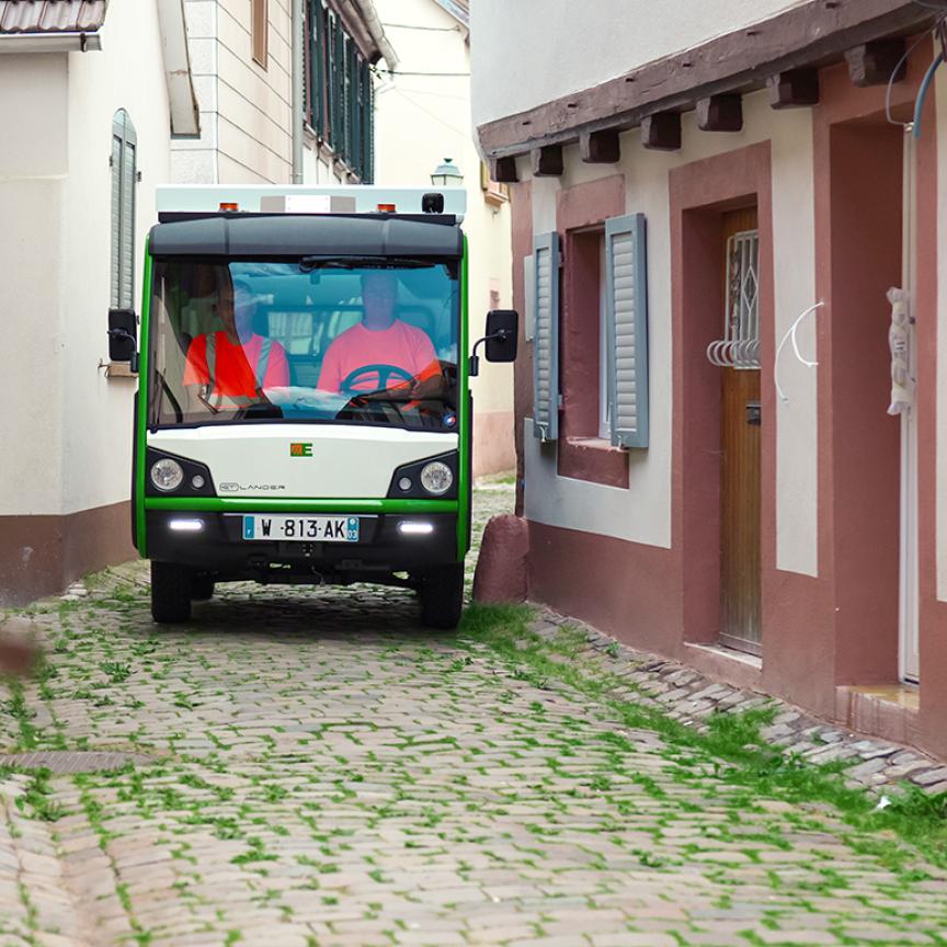 et lander benne poubelle dans une ruelle