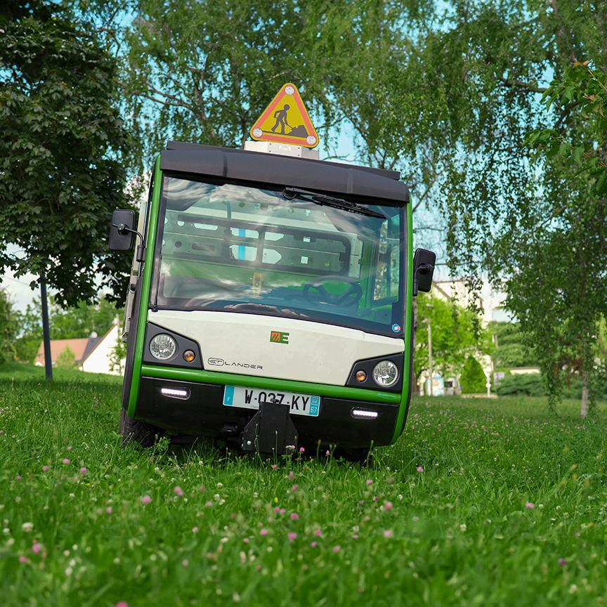 et-lander benne longue et triangle dans l'herbe